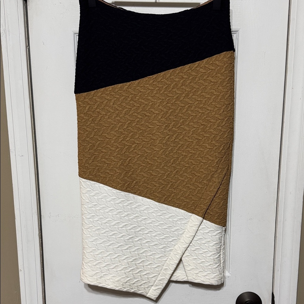 HD in Paris NWT Motif Asymmetrical Skirt Size 2 W 13.5 L 25” Back